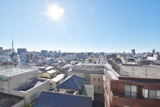 【展望】 | 眼前に広がる空の雄大さと、このお部屋の自慢の一つである「眺望」をご覧ください。毎日、この景色を独り占めできる新生活に夢が広がります。～即日のご見学可能～　お問合せはお気軽にどうぞ。