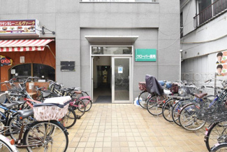 【エントランス】 | マンションの正面エントランス。出入りする人間を癒してくれるマンション入り口であり、その建物の「顔」でもあります。～即日のご見学可能～　お問合せはお気軽にどうぞ。