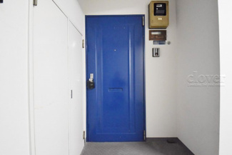 【その他共用部分】 | 皆様をお迎えする、お部屋の玄関ドア。開けやすさや開放角度、ドアノブの操作しやすさや鍵の形状などを、現地で一度ご確認ください。～即日のご見学可能～　お問合せはお気軽にどうぞ。