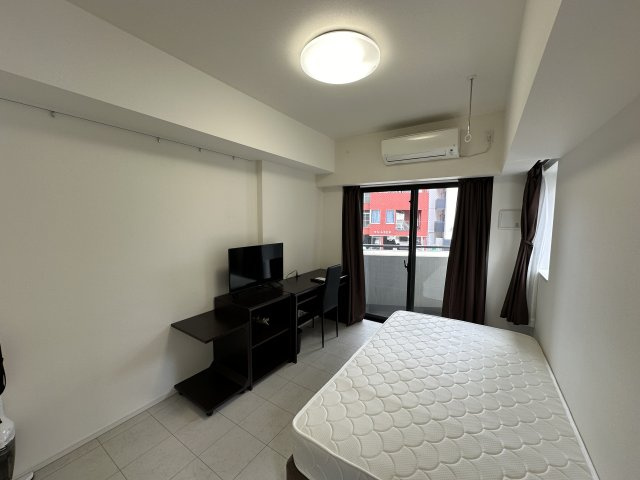 ベッド、机、テレビなど家具家電付き