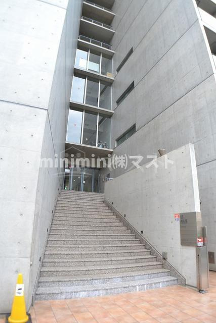 ＫＳプラザのエントランス|コンクリート打ちっぱなしの外観♪