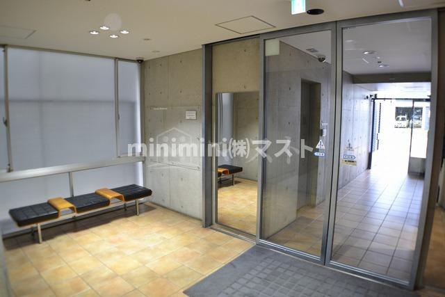 ＫＳプラザのロビー|コンクリート打ちっぱなしの外観♪