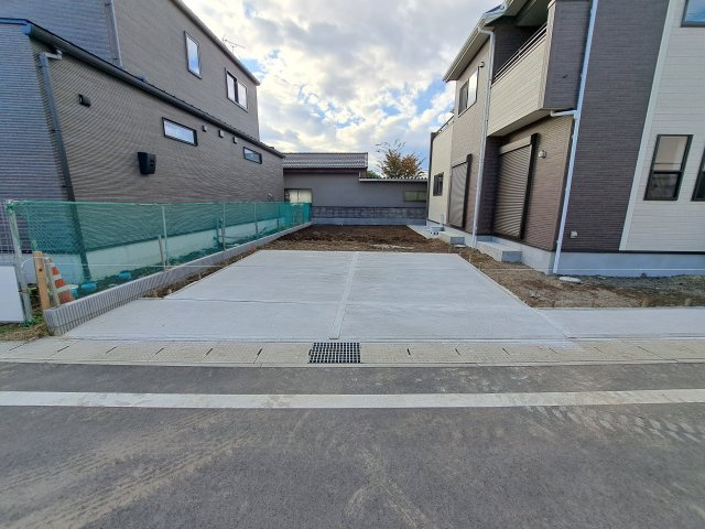 新築　前橋市稲荷新田町　Bloomin　Garden　2号棟の駐車場|現地写真　駐車スペースは並列2台分可能です！

