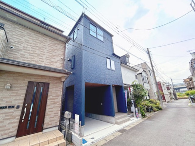 【前面道路含む現地写真】 | ◆都筑区東山田町新築住宅◆ | ◆堂々たる趣ながら、主張し過ぎずどこか余裕を感じさせるシャープなフォルムで佇む邸宅は、晴天の空と照らし合わせる事で、本来あるべき完成形の姿を見せてくれます。
