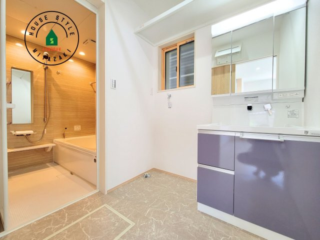 宮崎市第3恒久宮ノ後モデル（１号棟）の脱衣所|ゆとりの洗面スペースで朝の身支度もスムーズに。暮らしを快適に変えるシャワー付洗面台です！