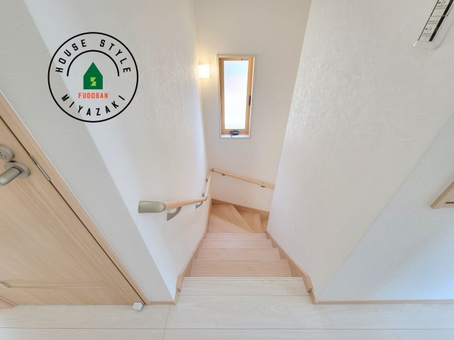 宮崎市第3恒久宮ノ後モデル（１号棟）の内装|＜手すり付階段＞手すりがないと階段の昇り降りで危険なことはもちろん、壁に手をつきながら歩くことで壁紙が汚れやすくなります。すべての方に快適に昇り降りしていただくため、手すりを設置しました。