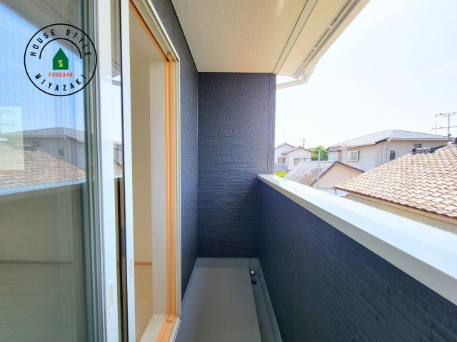 宮崎市第3恒久宮ノ後モデル（１号棟）のバルコニー|風をしっかりと感じられるバルコニーでは、毎日が洗濯日和です。広々としているので洗濯も楽しくなるでしょうし、気分転換にバルコニーからの眺めを楽しむのもいいでしょう。