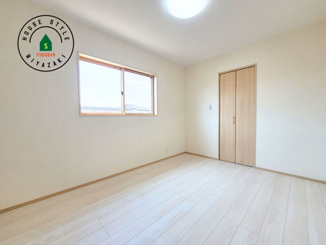 宮崎市第3恒久宮ノ後モデル（１号棟）の洋室|柔らかい陽光が差し込む明るいお部屋を演出する設計。彩光の取れる窓が気持ちの良いお部屋を創り上げます。