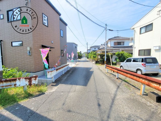 宮崎市第3恒久宮ノ後モデル（１号棟）の前面道路含む現地写真|前面道路は閑静な住宅地をはしる車通りの少ない道路。お車の出し入れが苦手なママや小さなお子様にも安心ですね。しっかり舗装もされているので、ベビーカーや自転車で通っても快適に通行できます。