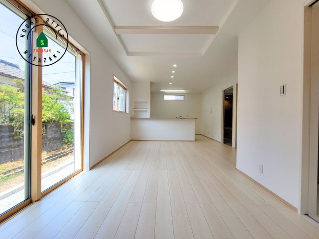 宮崎市第3恒久宮ノ後モデル（１号棟）の居間・リビング|明るく開放的なリビングダイニングは豊かな陽光が注ぎ込み、やすらぎの空間を演出してくれます。ご家族で楽しいひとときをお過ごし下さい。