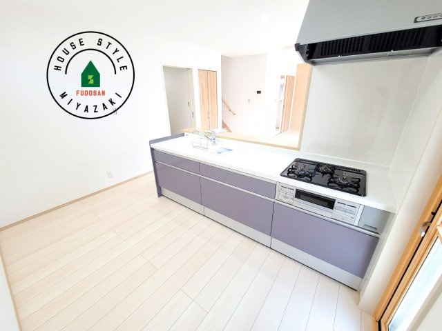 宮崎市第3恒久宮ノ後モデル（１号棟）のキッチン|ダイニングテーブルへの配膳がラクラク、お料理はかどるカウンター付きシステムキッチン！