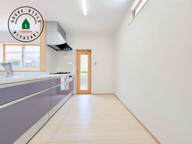 宮崎市第3恒久宮ノ後モデル（１号棟）のキッチン|明るいキッチン作業スペースを多くとりました。ご夫婦でキッチンに立っても調理がしやすい広さです。食器類もすっきりと片付く収納は魅力的です。