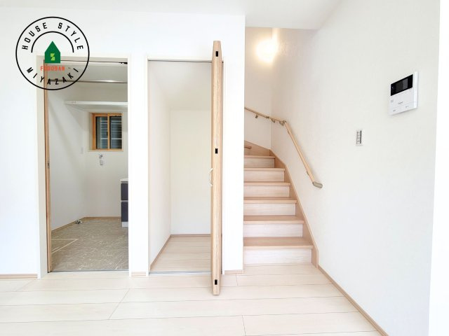 宮崎市第3恒久宮ノ後モデル（１号棟）の内装|リビングにもクローゼットがあります。