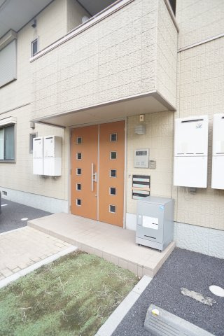 グランシャリオⅡのエントランス|オートロック付きの建物です♪宅配BOXもございます♪