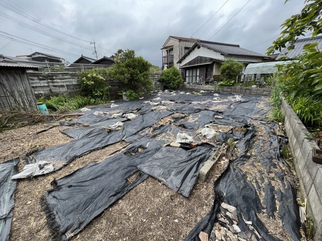 【外観】 | ブロック塀の取り除けば複数台駐車可能スペースに