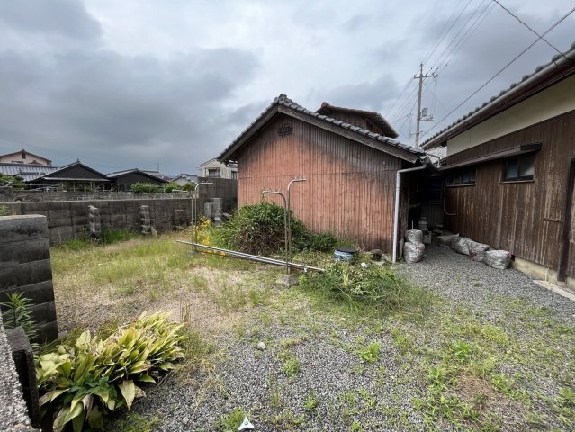 【外観】 | ブロック塀の取り除けば複数台駐車可能スペースに