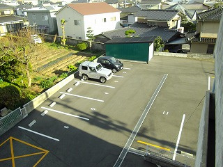 【駐車場】 | ハートフルビレッジイースト | 車をお持ちの方に嬉しい駐車場付きの物件です