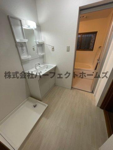 点野5丁目戸建　賃貸の洗面所|忙しい朝には欠かせない洗面所です