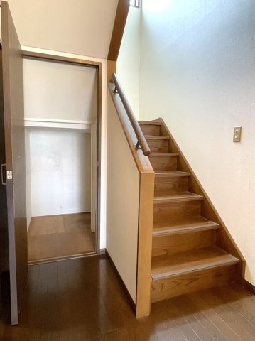 地御前3丁目 戸建の収納|階段下にも収納があります