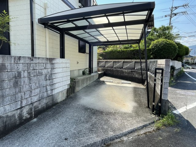 地御前3丁目 戸建の駐車場|駐車場はカーポート付きです