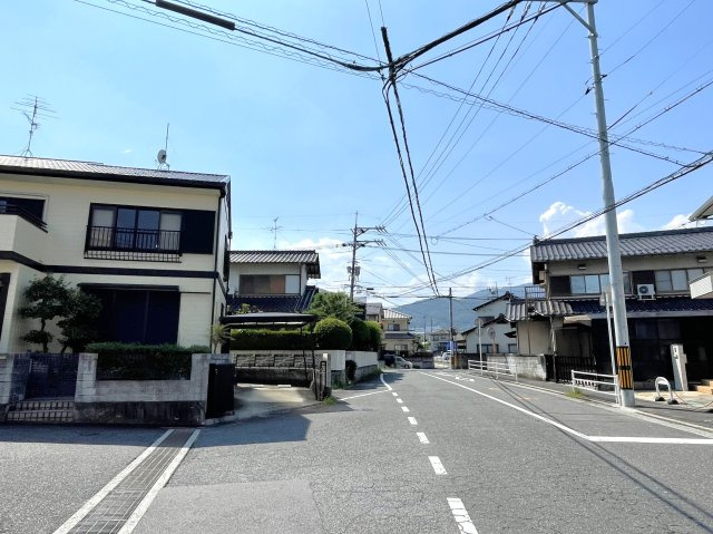 地御前3丁目 戸建の前面道路含む現地写真|北側は約9.7ｍの前面道路に面しています
