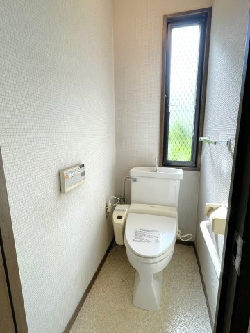 地御前3丁目 戸建のトイレ|1階トイレ。温水洗浄便座付きです