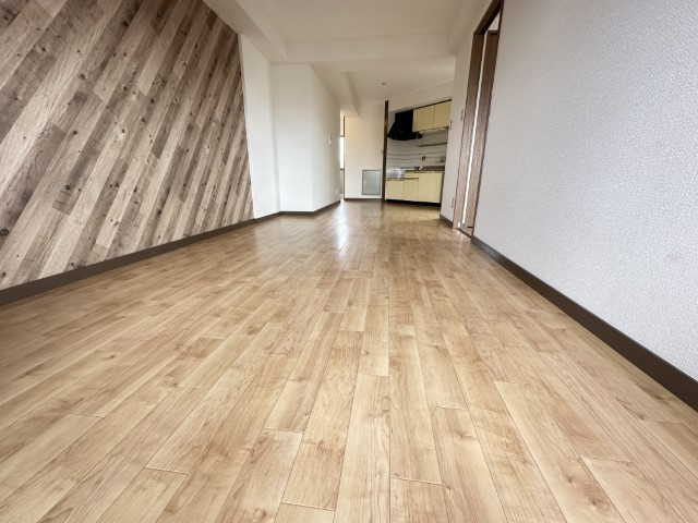 サンロイヤル新居弐番館の居間・リビング|ゆったりとした居間です