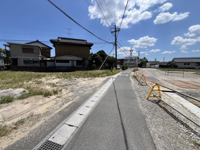 津市栗真町屋町 売土地の前面道路含む現地写真