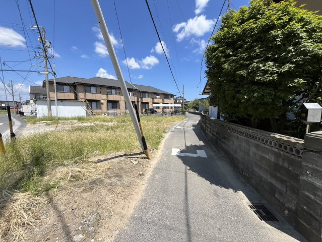 津市栗真町屋町 売土地の前面道路含む現地写真