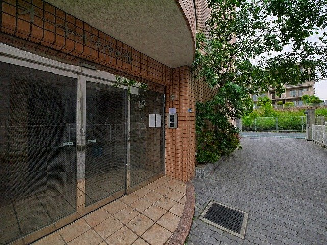 オーキッドあやめ池のエントランス|毎日通るエントランスはこのようになっています