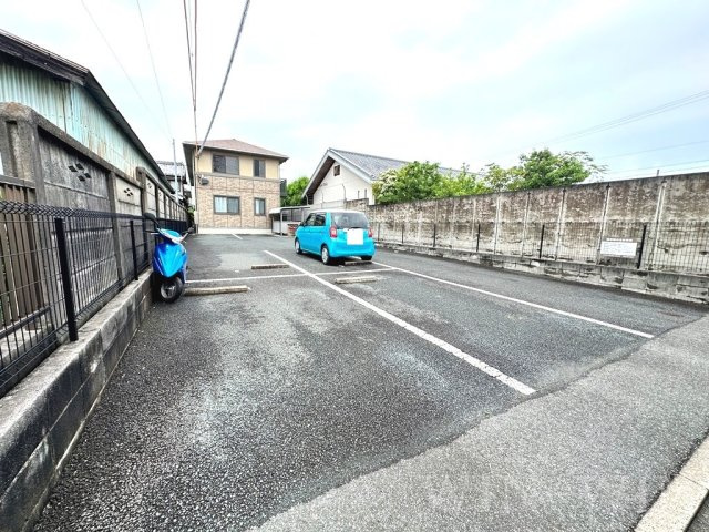 メゾン リヴェールの駐車場