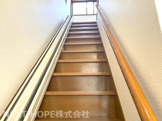 【内装】 | 伊丹市平松３丁目中古テラスハウス | ２階への階段です♪手すり付き！いす式階段昇降機付き！重たい荷物を２階へ運ぶのも楽々です(^^)