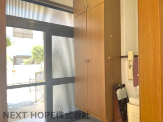 【玄関】 | 伊丹市平松３丁目中古テラスハウス | 玄関には大きなシューズBOXが設けられております♪たくさんの靴もスッキリ収納できます！！