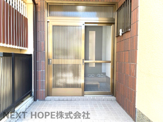 【玄関】 | 伊丹市平松３丁目中古テラスハウス | 玄関は場所を取らない引き違い戸です♪網戸も有り、風通しも良いです(^^)