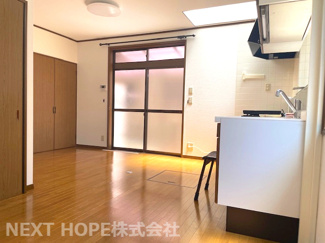 【居間・リビング】 | 伊丹市平松３丁目中古テラスハウス | LDKは約１２帖です♪掃き出し窓からの採光・キッチン上部の天窓も有り、明るく開放的な室内です！！