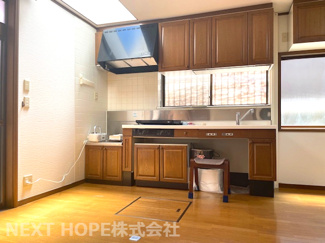 【キッチン】 | 伊丹市平松３丁目中古テラスハウス | 収納力もあるシステムキッチンです♪昇降式吊戸棚になっており、使い勝手も良いです！！
キッチンも昇降式でお料理を作る方に合わせで調整自在です♪キッチン足元には床下収納もございます！！