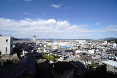 【展望】 | 【上質リノベ】ヒューマンズプラザ青崎一番館 | 【四季を感じる】
四季の移ろい・爽やかな青空や風を感じられ
自然を愉しめるパノラマビュー。
毎日の暮らしに余裕を感じさせてくれる、
遮る物の無い開放的な眺望を是非、ご堪能ください。