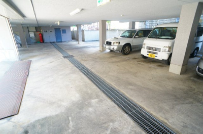 【駐車場】 | オレンジハウス | 駐車場に車を止められます