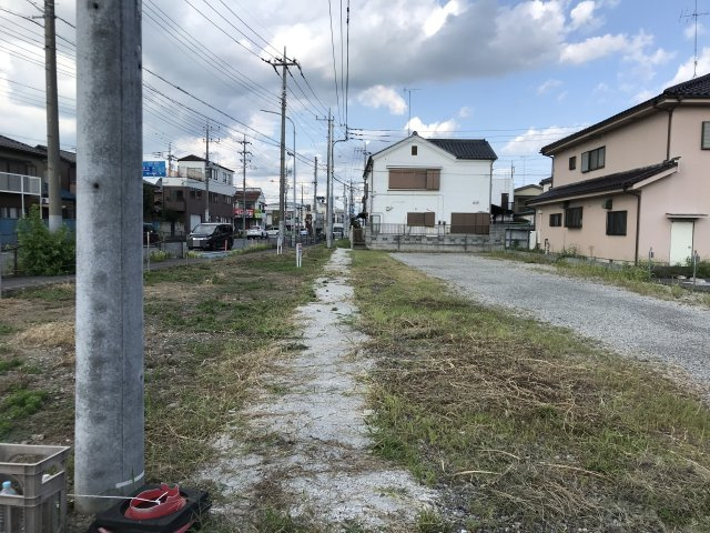 鴻巣市本町８丁目の売地の前面道路含む現地写真