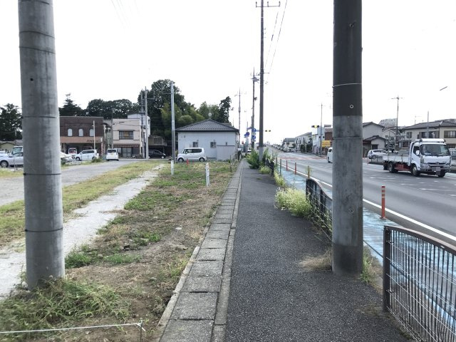鴻巣市本町８丁目の売地の前面道路含む現地写真