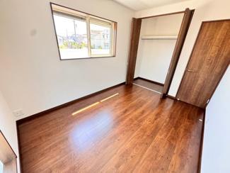 【寝室】 | 【クローゼット】お部屋を広く利用するために必須なクローゼットが全室付いています♪もちろんお荷物を収納されても良しの勝手の良いクローゼットは嬉しいですね♪