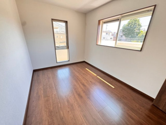 【子供部屋】 | 【洋室】穏やかな光が差し込む室内には、穏やかな時間が流れます。休日には、落ち着いた空間で自分の趣味を楽しむのはいかがですか。