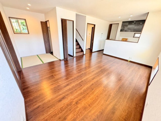 【居間・リビング】 | 【ＬＤＫ約１６帖】家族を身近に感じるリビング階段です！内覧予約は当日から承っております！お気軽にお問い合わせ下さいませ♪