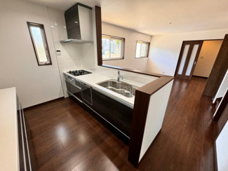 【キッチン】 | 【システムキッチン】対面キッチンは家族の様子を見ながらお料理ができるので会話が弾みます♪食器洗浄機付きですので、忙しいママをサポートしてくれますね！