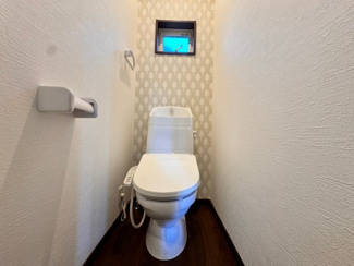 【トイレ】 | 【トイレ】温水洗浄便座ですので、寒い日も温かい便座で安心して使用していただけますよ！トイレ１階と２階の２ヶ所あります♪忙しい朝や家族の多いご家庭も安心ですね！