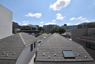 【展望】 | 眼前に広がる空の雄大さと、このお部屋の自慢の一つである「眺望」をご覧ください。毎日、この景色を独り占めできる新生活に夢が広がります。～即日のご見学可能～　お問合せはお気軽にどうぞ。