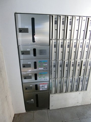 【エントランス】 | COCKTAIL-D/カクテル-D | 共用エントランスには宅配BOXがあるので荷物の受け取りもスムーズに♪再配達の手間がかからないのが魅力♪