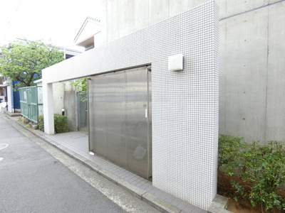 【その他共用部分】 | COCKTAIL-D/カクテル-D | 敷地内ごみ置き場でごみ出しもらくらく～♪忙しい社会人さんや学生さんにもうってつけ！