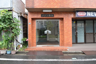 【エントランス】 | マンションの正面エントランス。出入りする人間を癒してくれるマンション入り口であり、その建物の「顔」でもあります。～即日のご見学可能～　お問合せはお気軽にどうぞ。