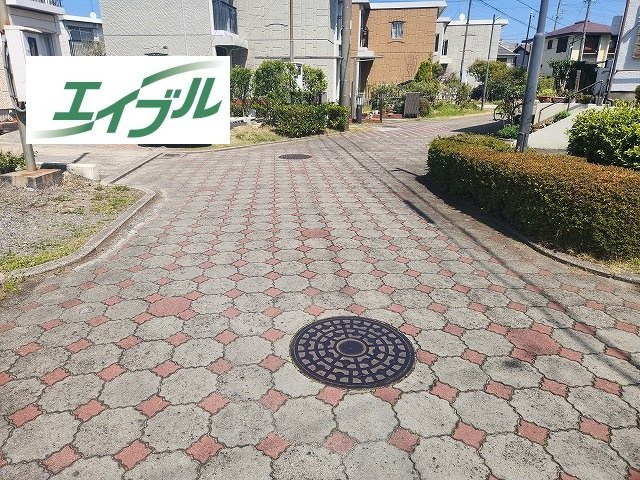小牧市桃ケ丘1丁目　中古戸建の前面道路含む現地写真